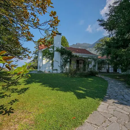 Sleeps 9 Pool Villa